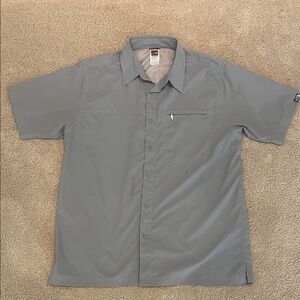 Men’s The North Face short sleeve button down outdoors trail shirt light gray